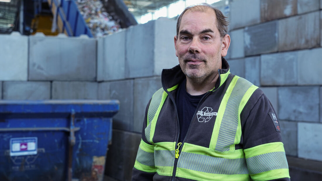 Peter i varselkläder i materialhallen på Returpappercentralen.